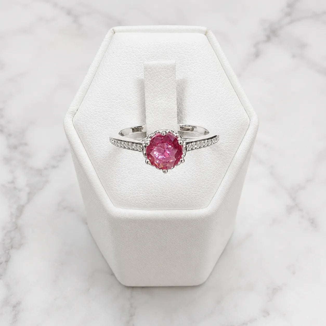Anillo solitario circular rosado intenso