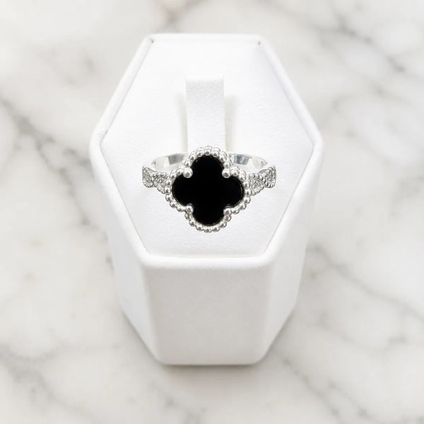 Anillo trebol negro