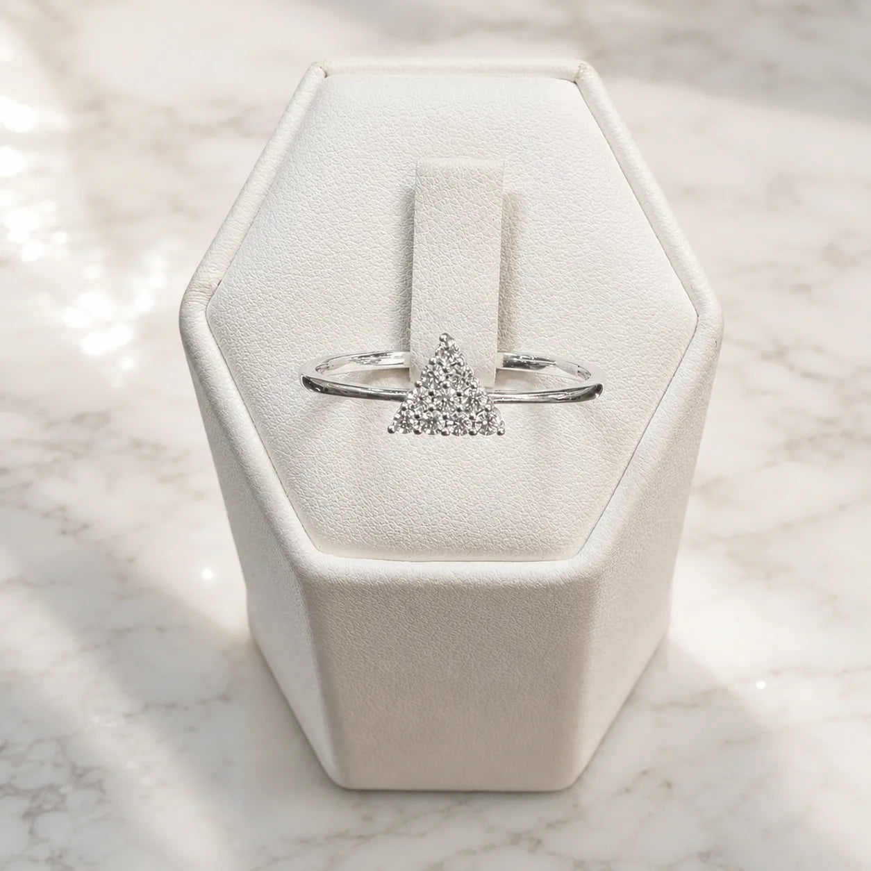 Anillo triángulo microcircón