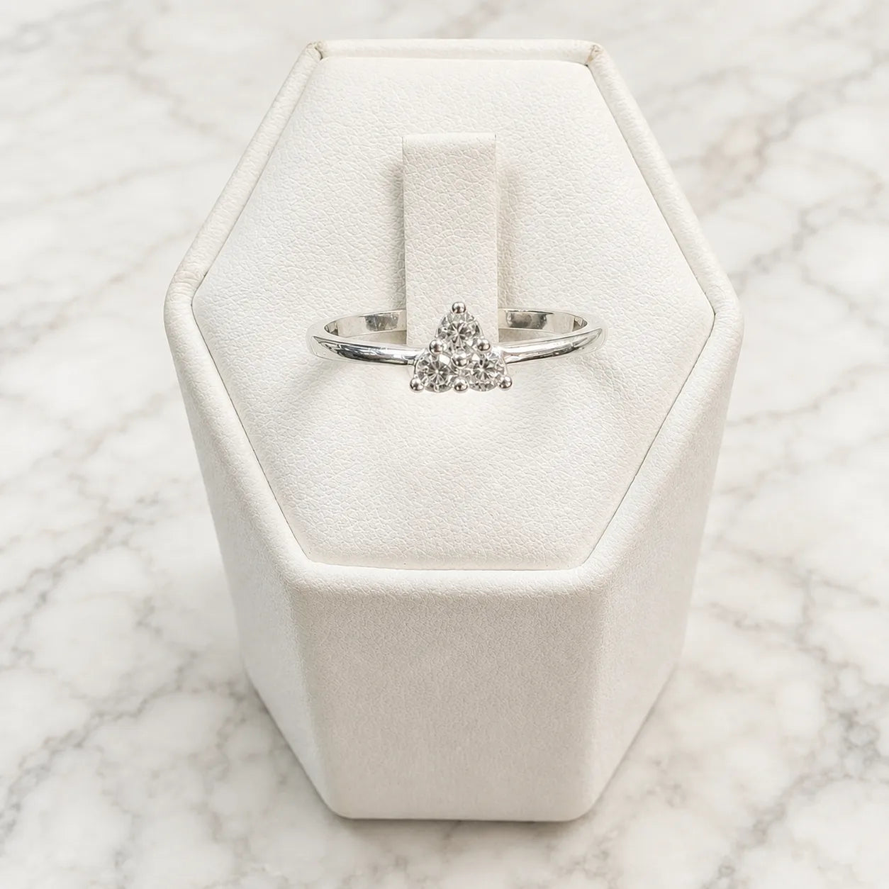 Anillo solitario triángulo