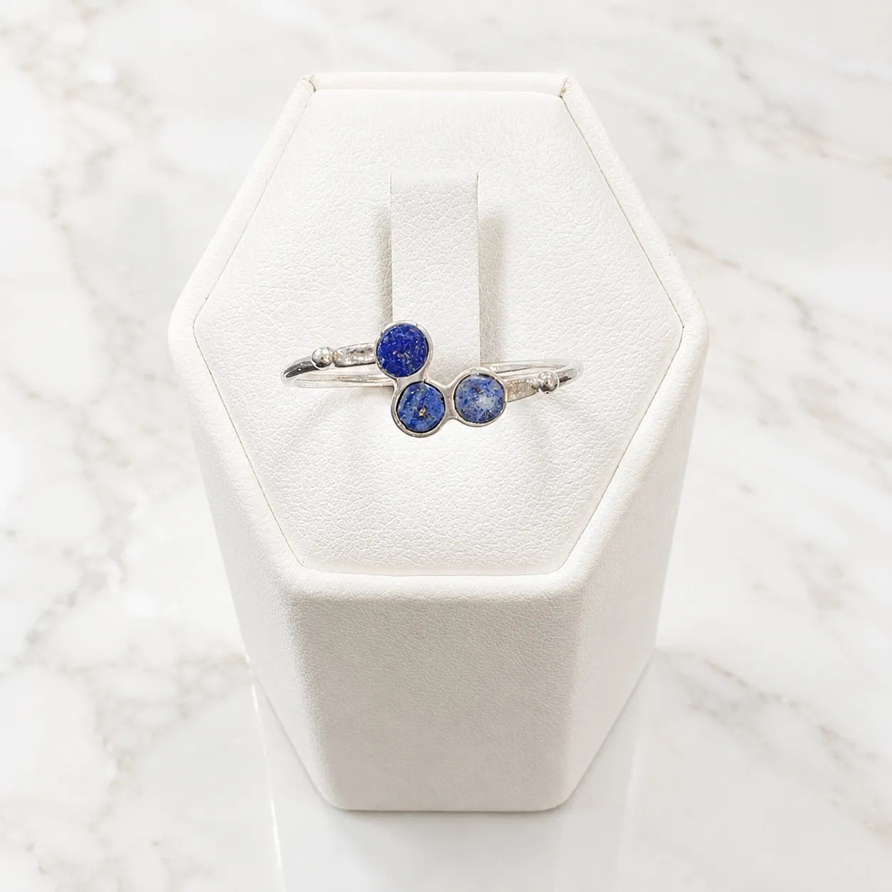 Anillo ter piedras circulares lapislazuli