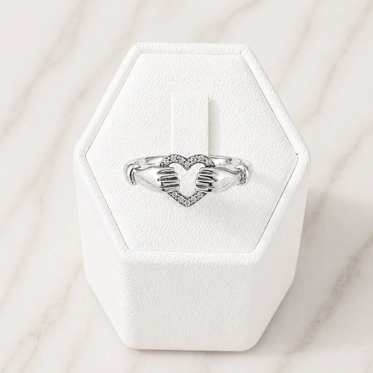 Anillo manos y corazón
