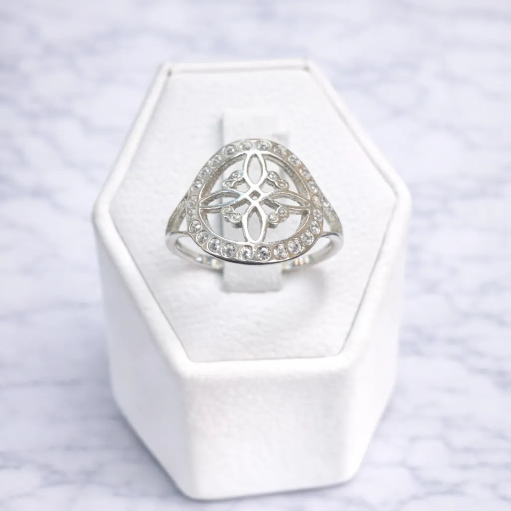 Anillo nudo de bruja microcircón