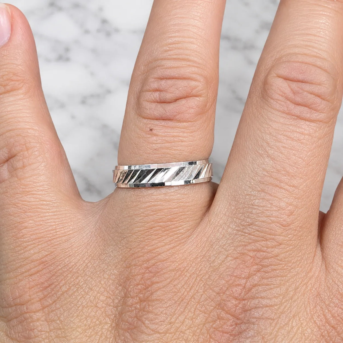 Anillo argolla texturizado diagonal