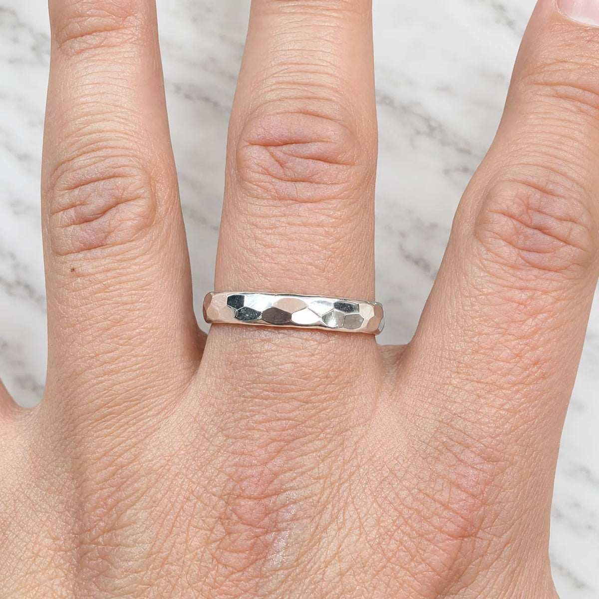 Anillo argolla lisa golpeada