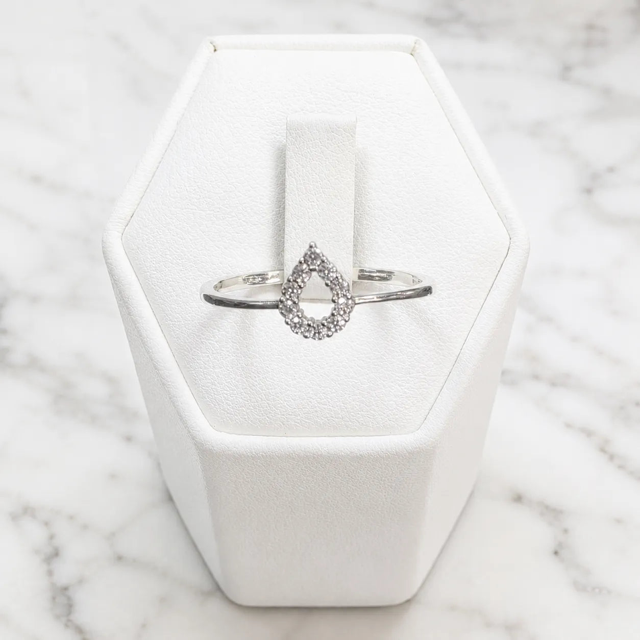 Anillo gota microcircón