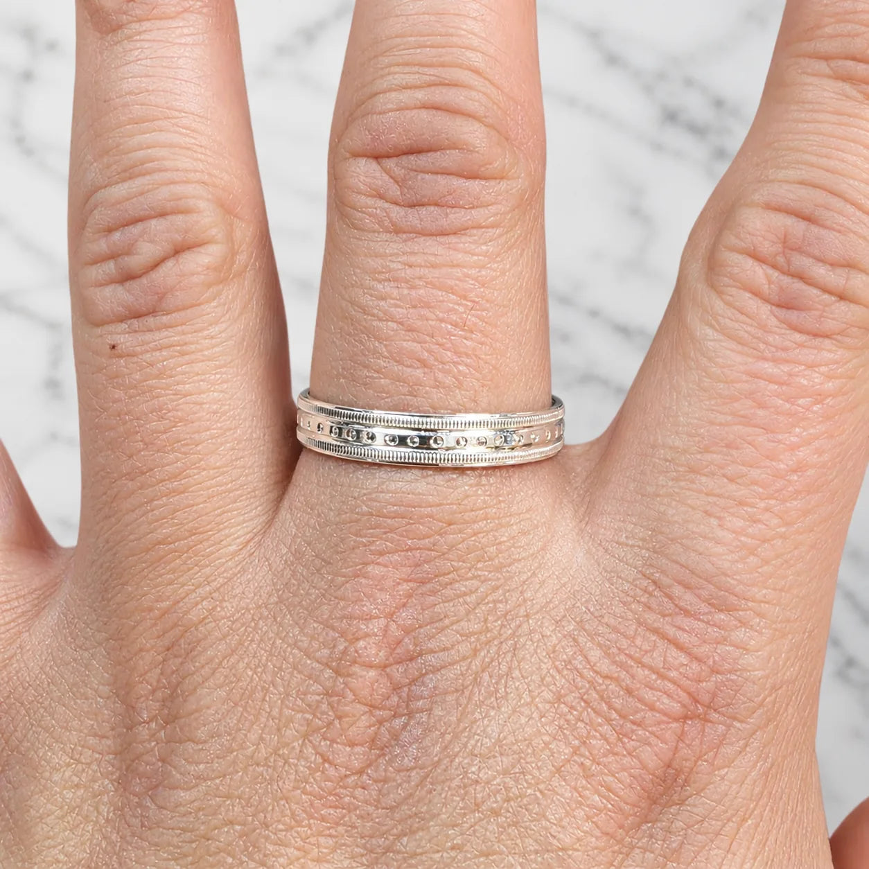 Anillo argolla texturizado circón