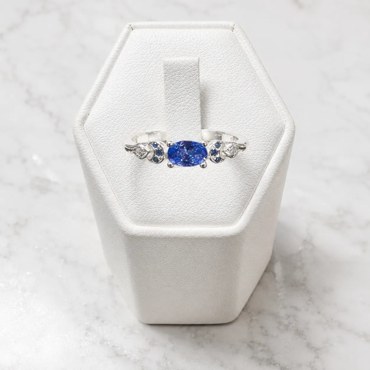 Anillo solitario celeste ovalado