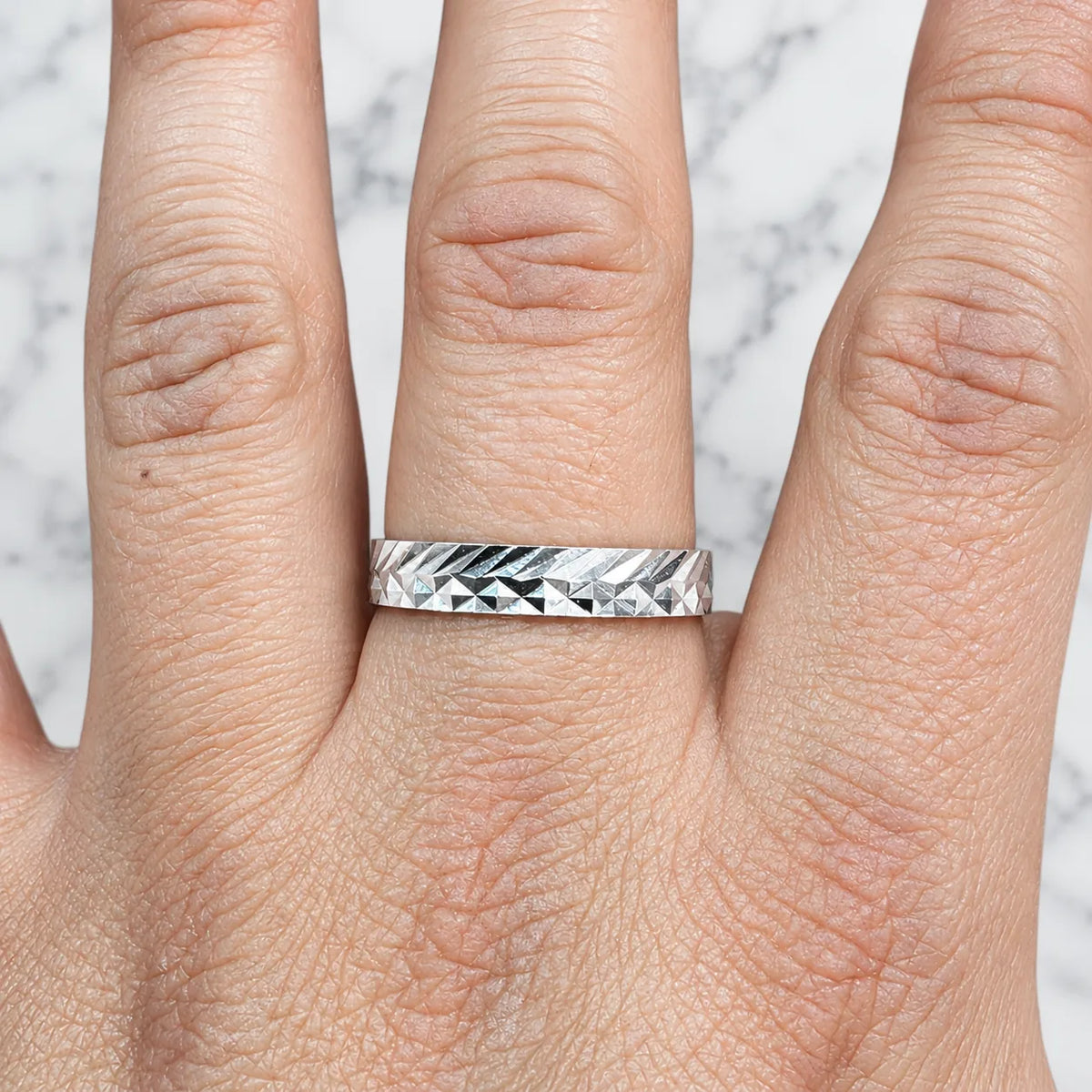 Anillo argolla facetado