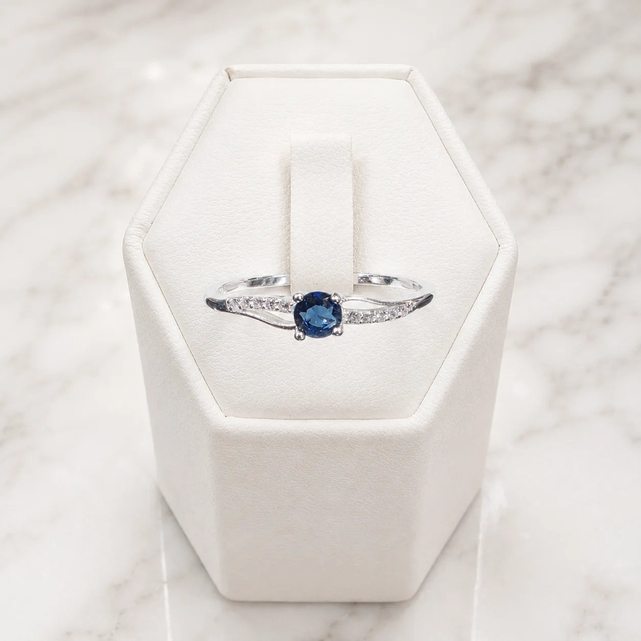 Anillo solitario azul