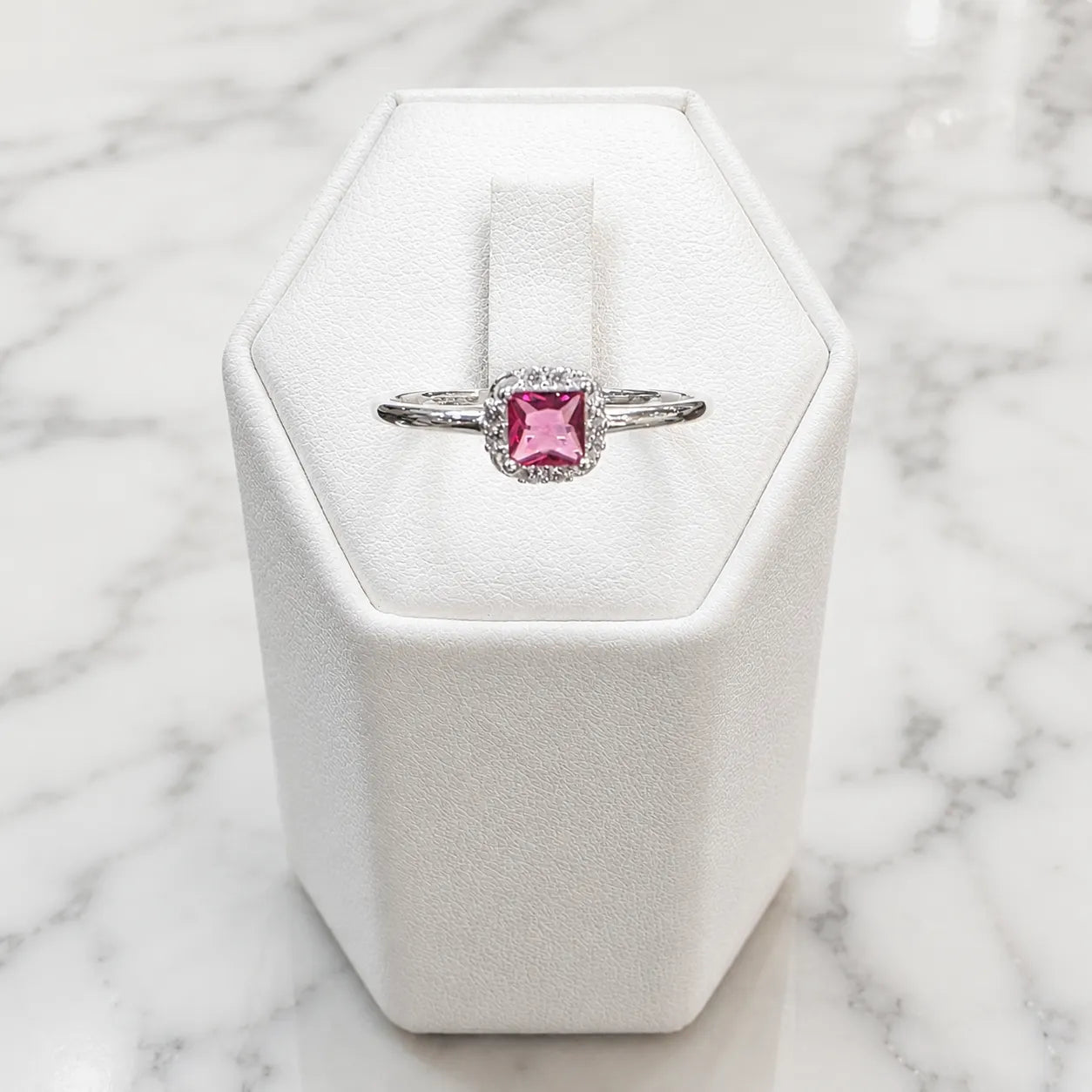 Anillo solitario fucsia