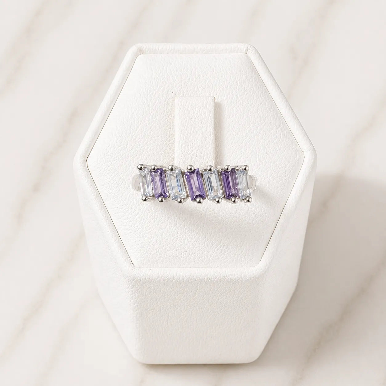 Anillo cintillo circones lavanda y transparente