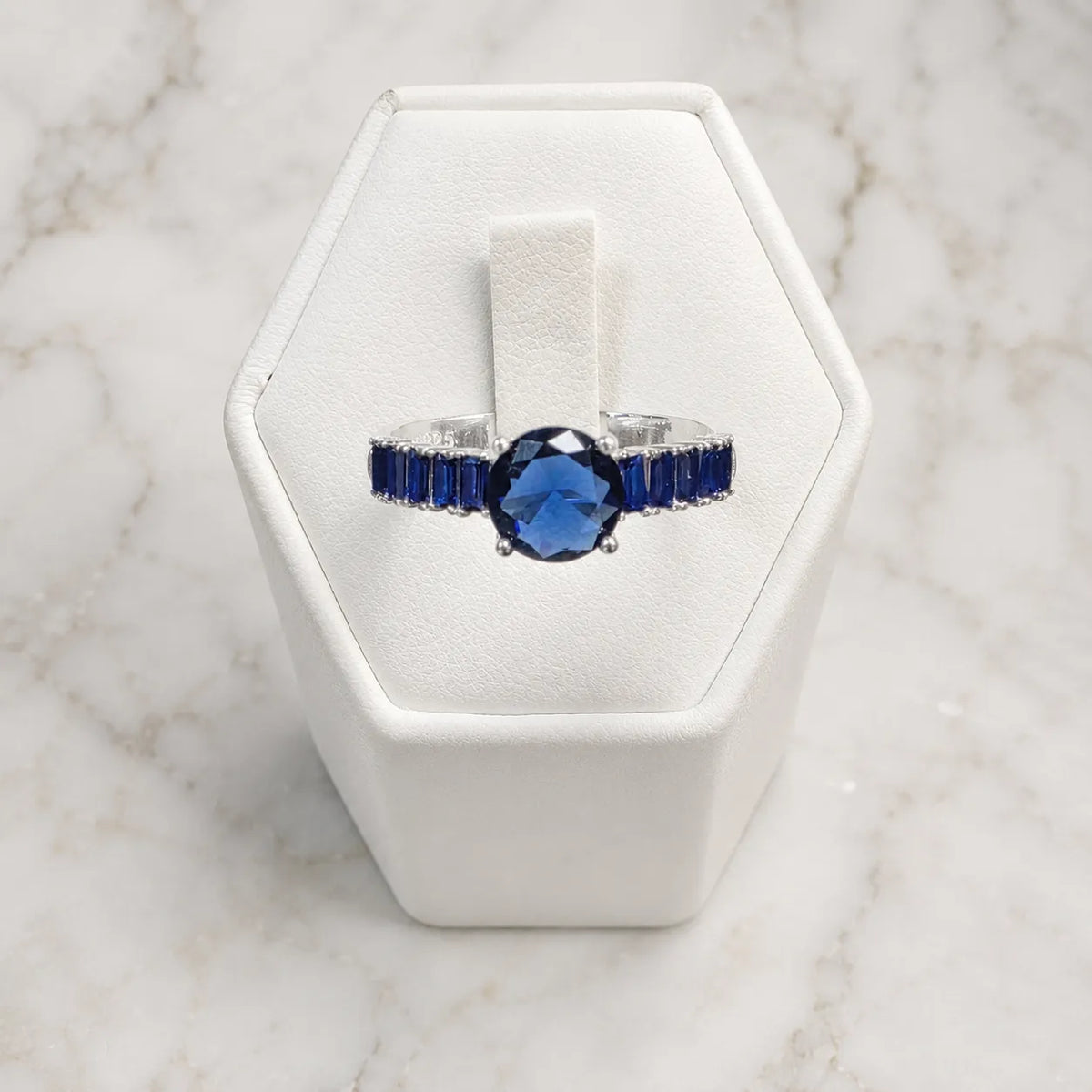Anillo solitario circón circular azul