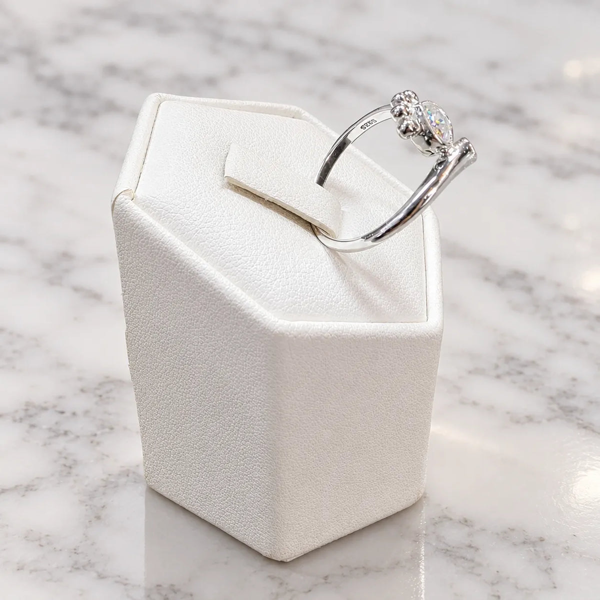 Anillo huella perro circón