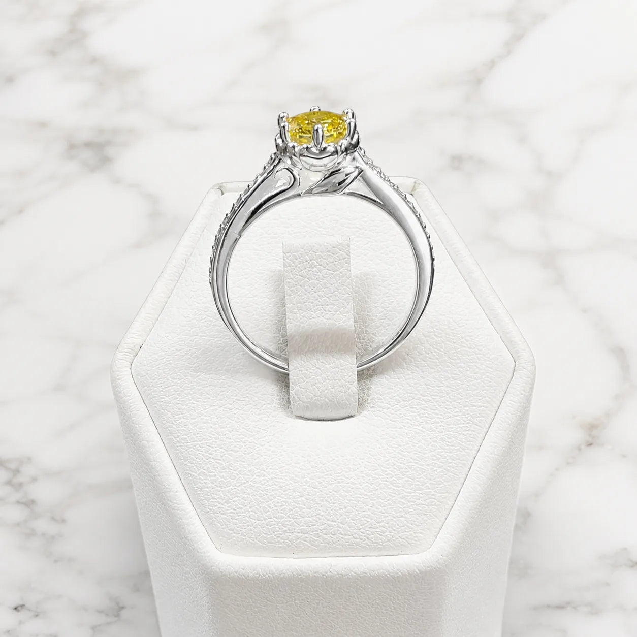 Anillo solitario circón amarillo