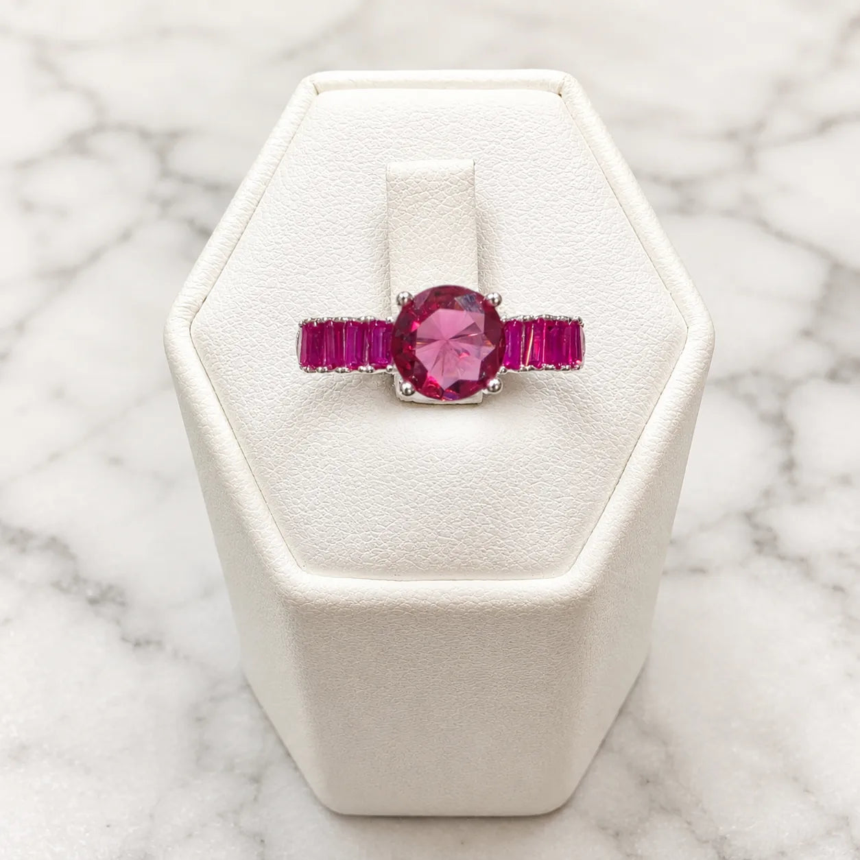 Anillo solitario circular circón fucsia