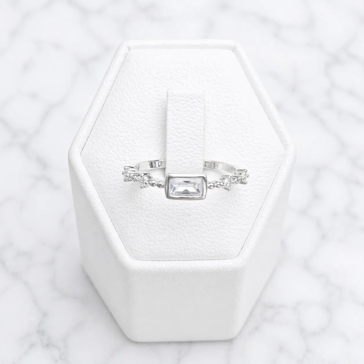 Anillo solitario rectangular circón