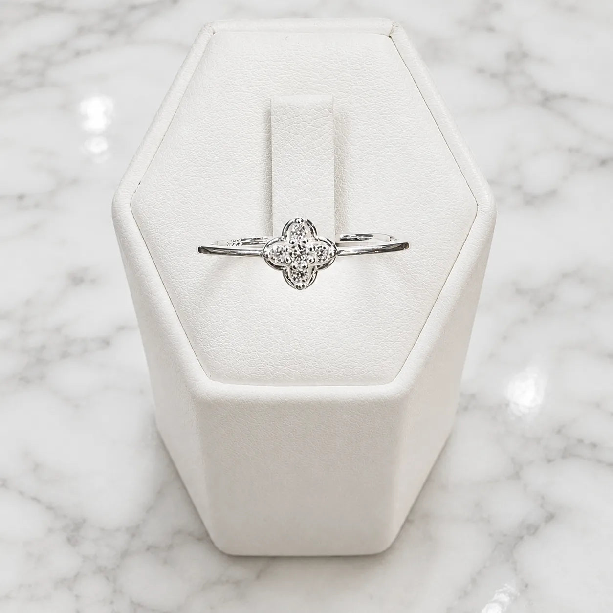 Anillo flor circón