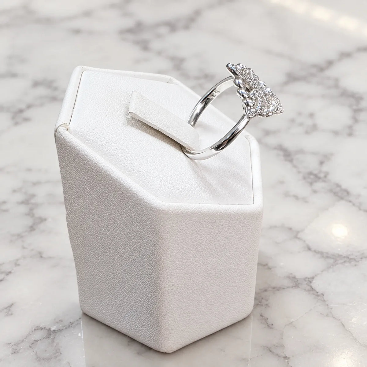 Anillo nudo de bruja microcircón trenzado