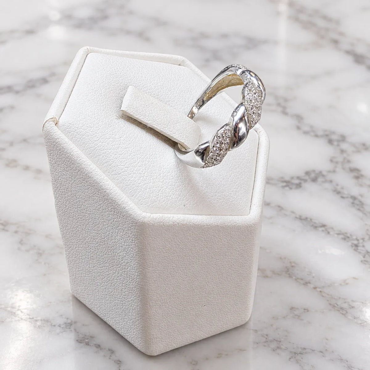 Anillo trenzado microcircón