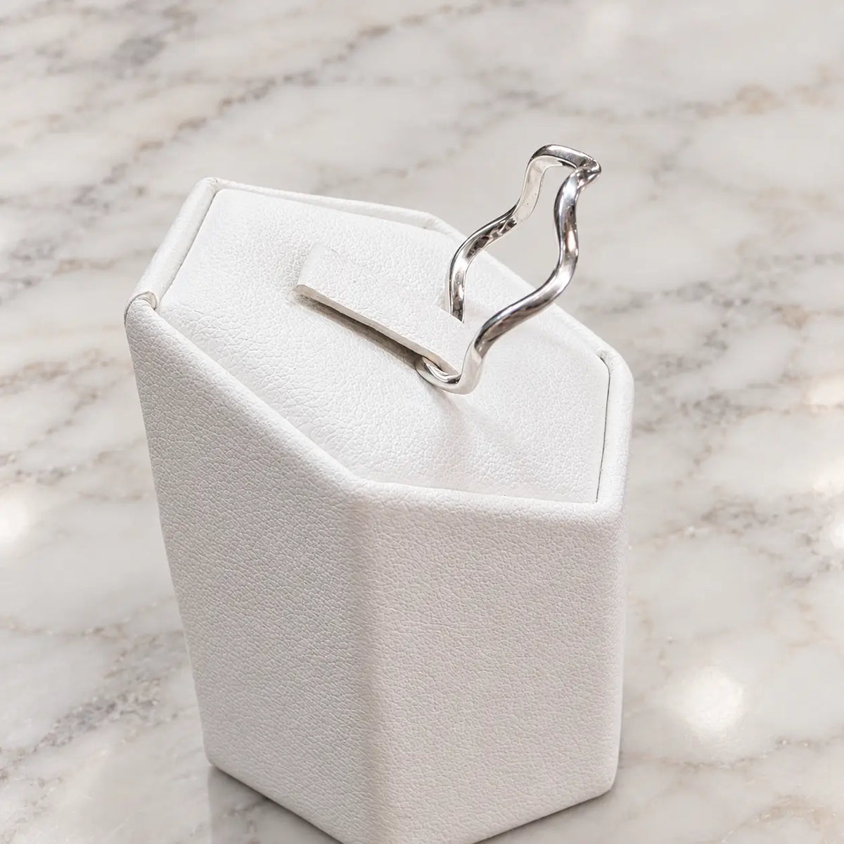 Anillo ondulado liso
