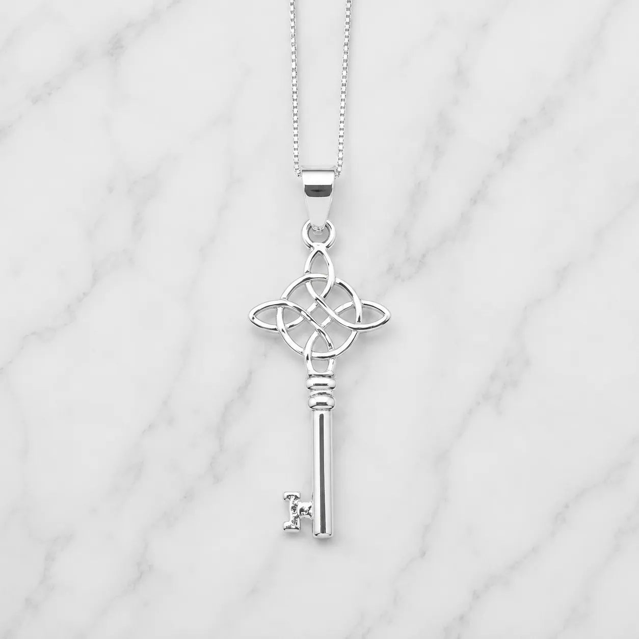 Collar nudo de bruja llave