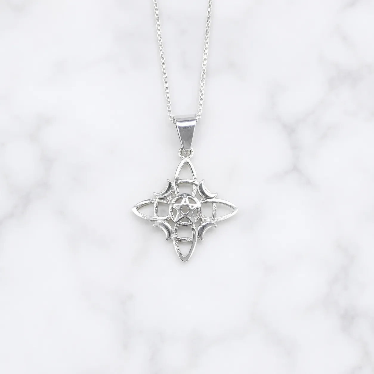 Collar nudo de bruja estrella y lunas