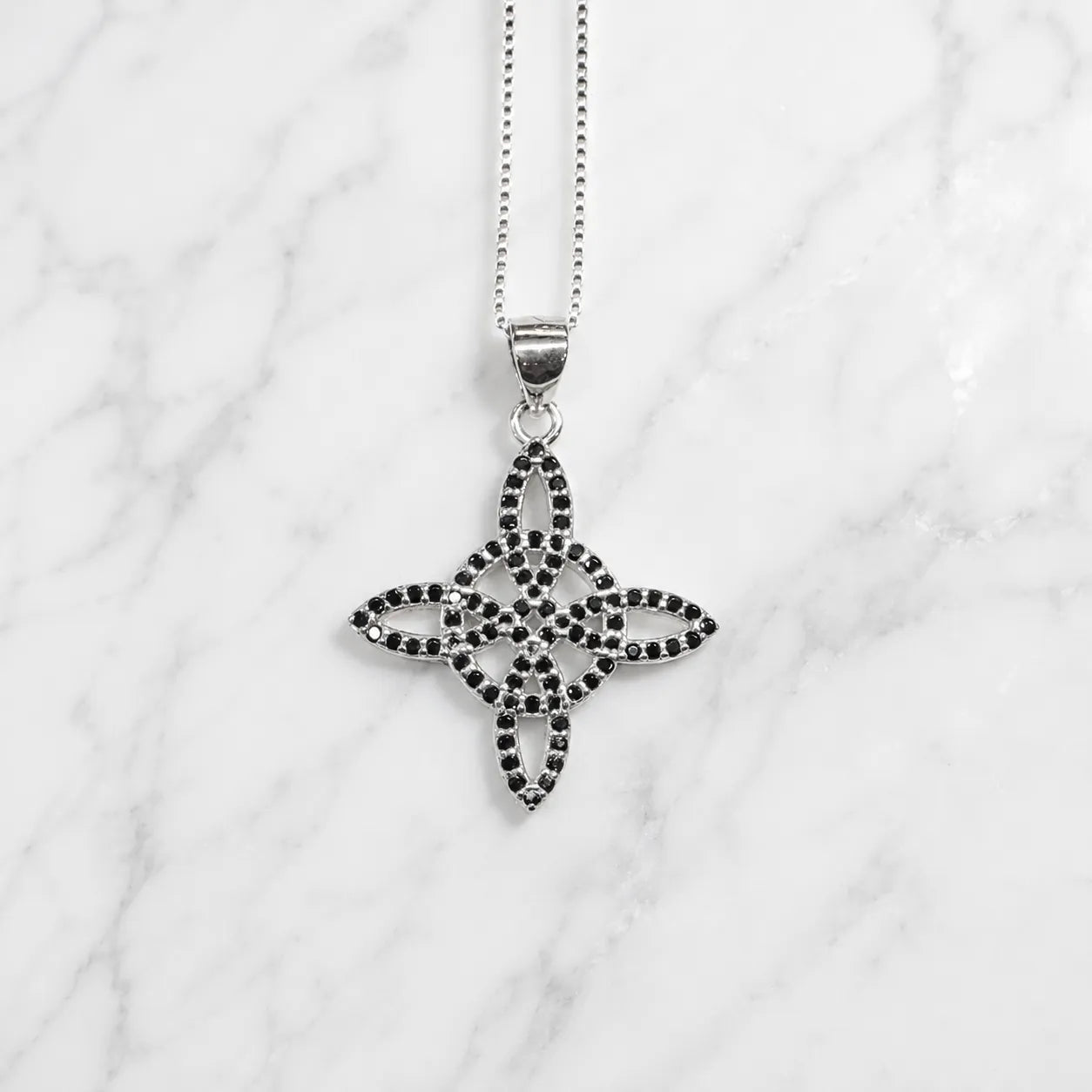 Collar nudo de bruja microcircón onix