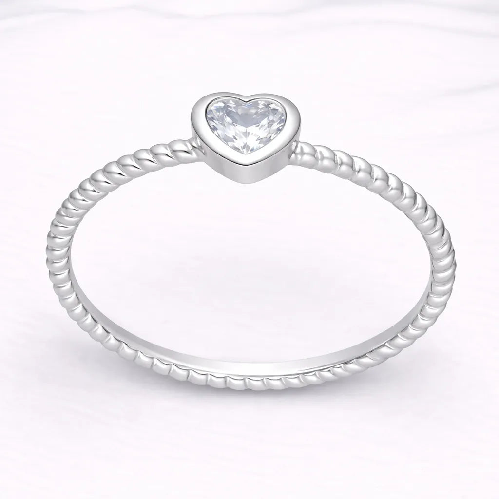 Anillo solitario torcido corazón