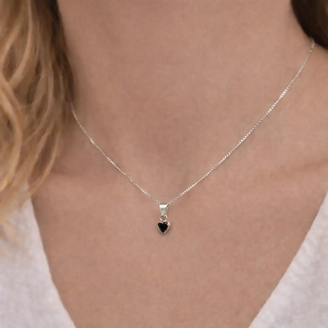 Collar punto luz corazón negro
