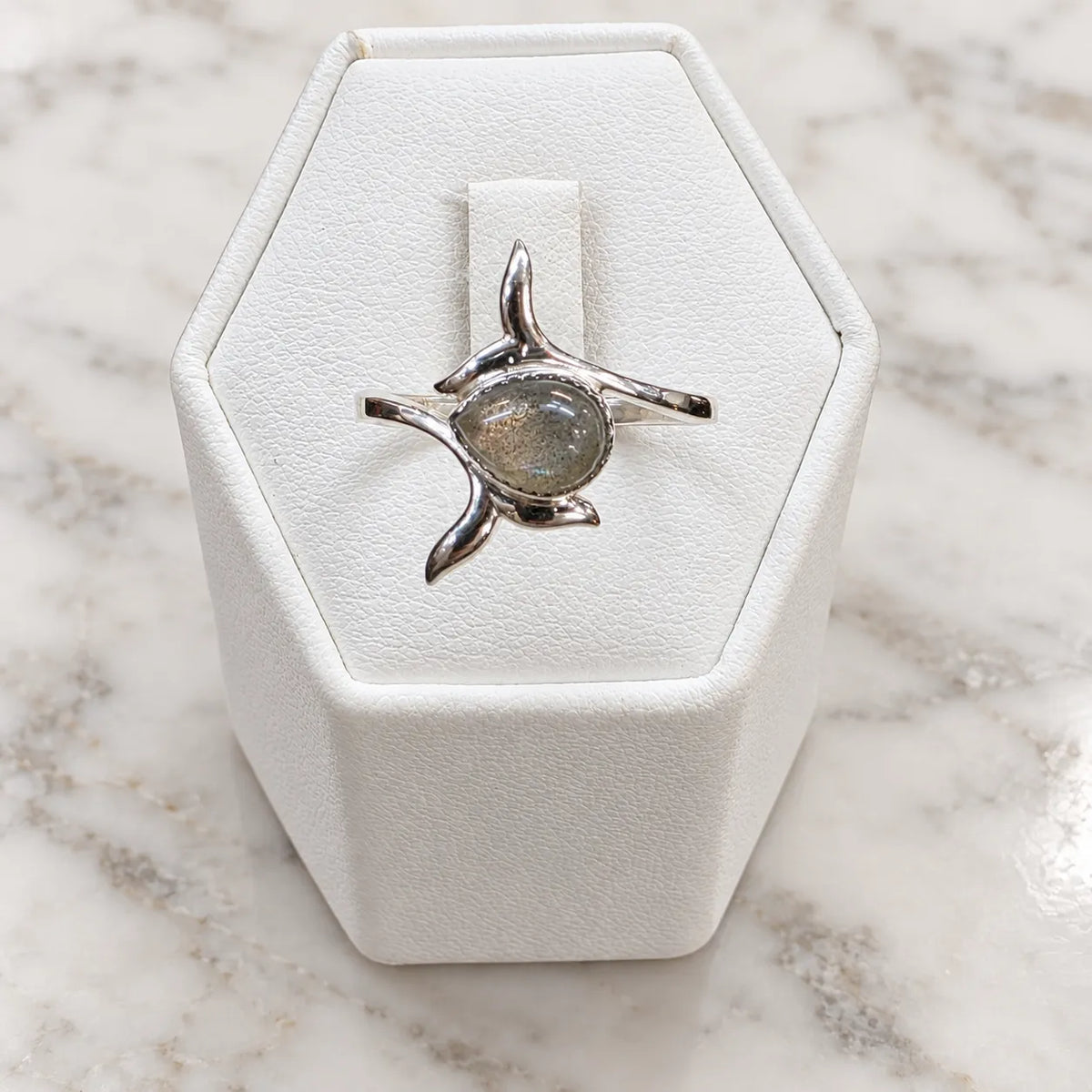 Anillo cola de ballena labradorita
