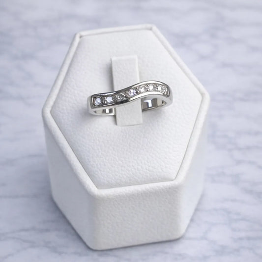 Anillo cintillo curvo
