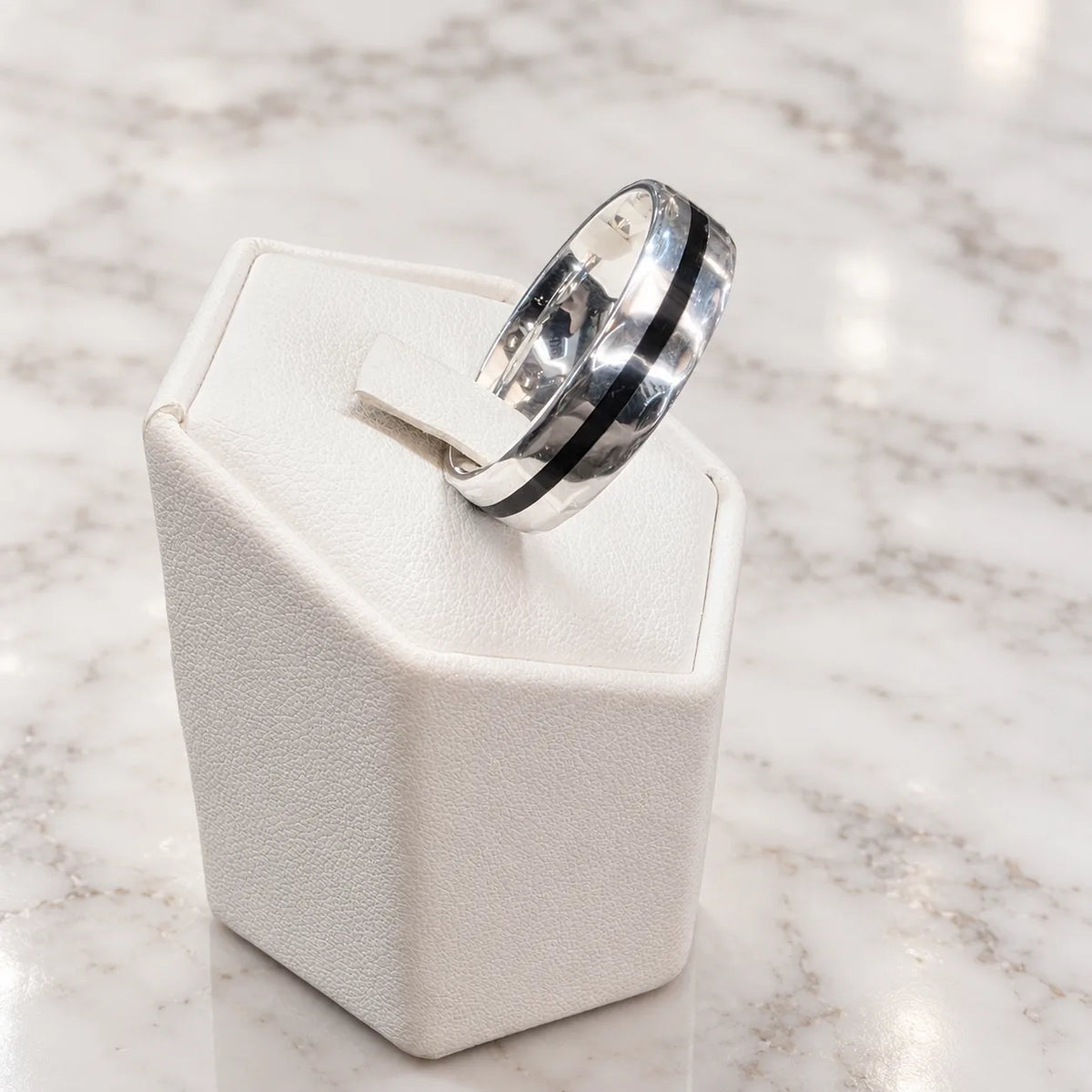 Anillo argolla lisa linea negra