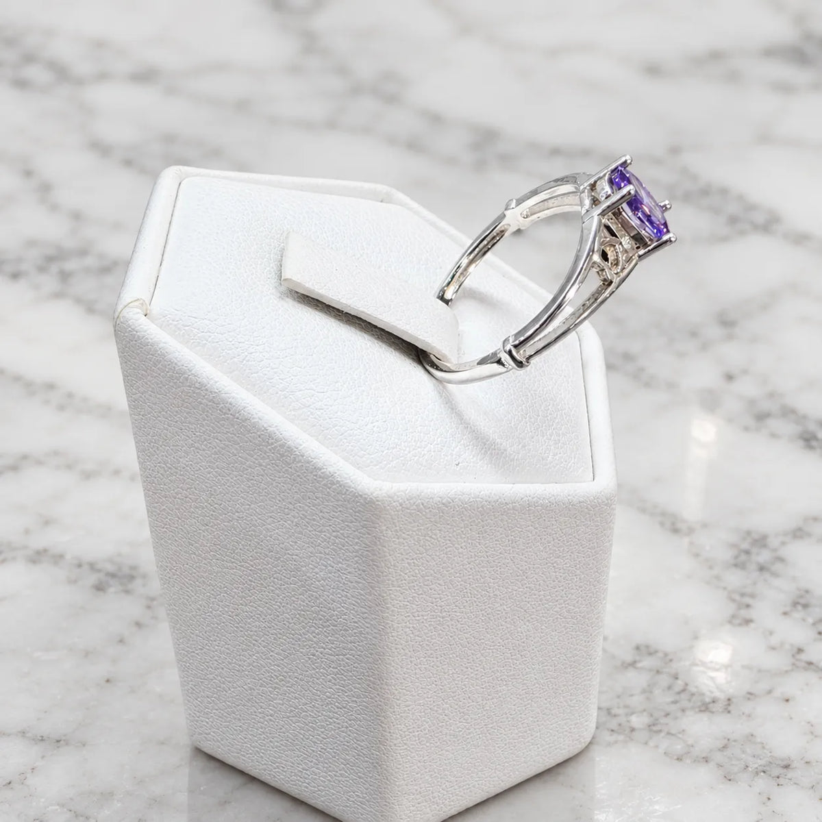 Anillo solitario circón amatista rectagular
