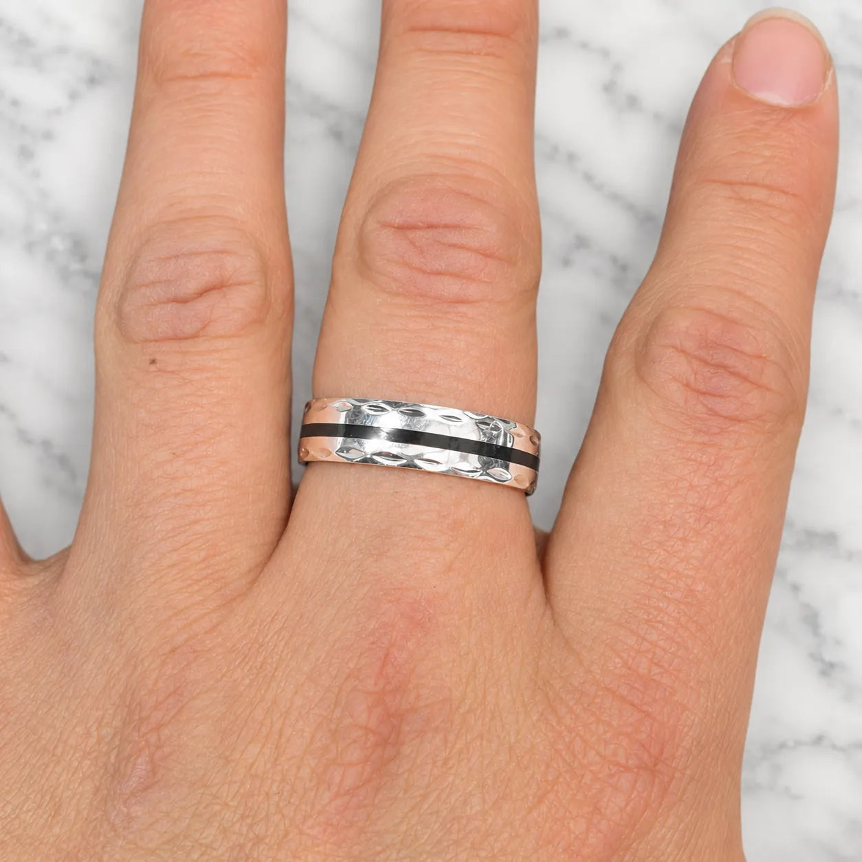 Anillo argolla lisa linea negra