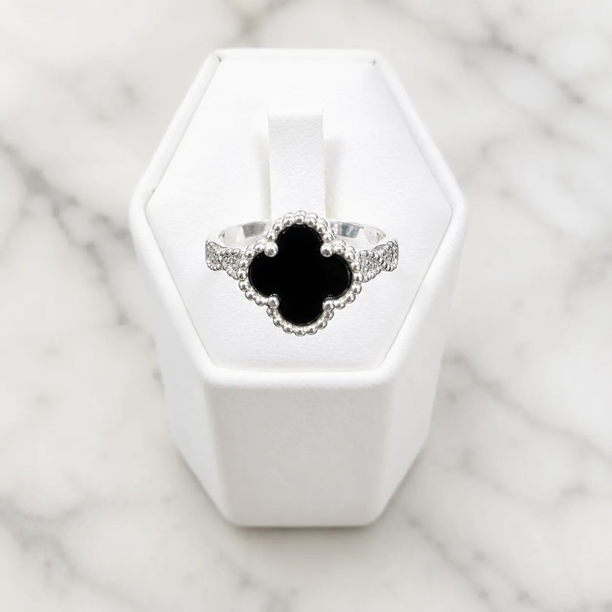 Anillo trebol negro