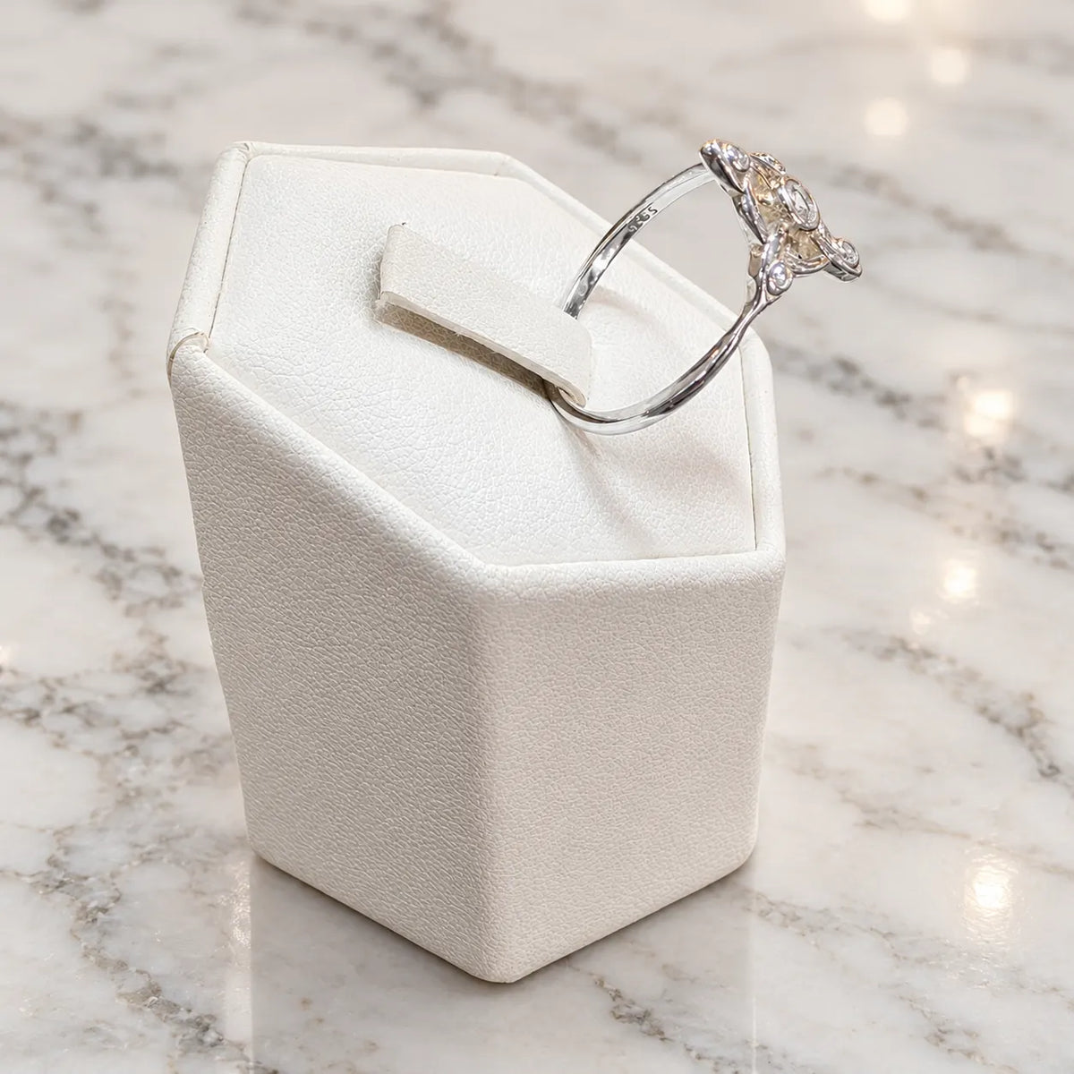 Anillo nudo de bruja circón