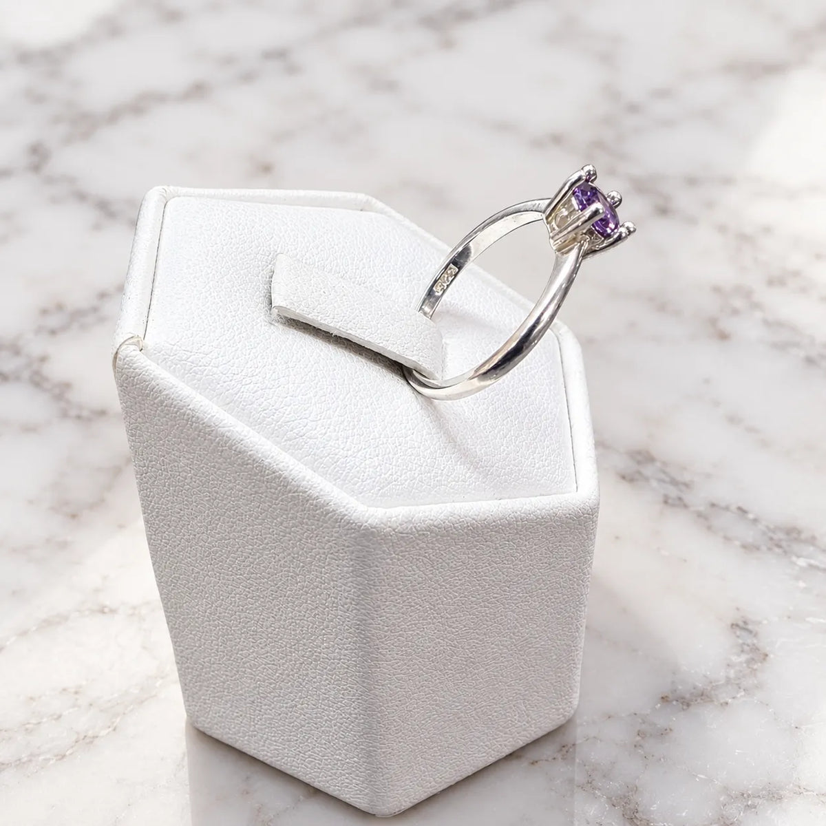 Anillo solitario circón amatista