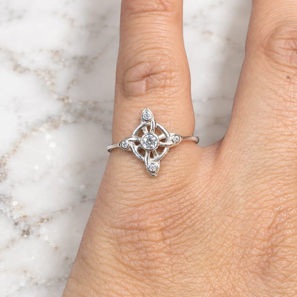 Anillo nudo de bruja circón