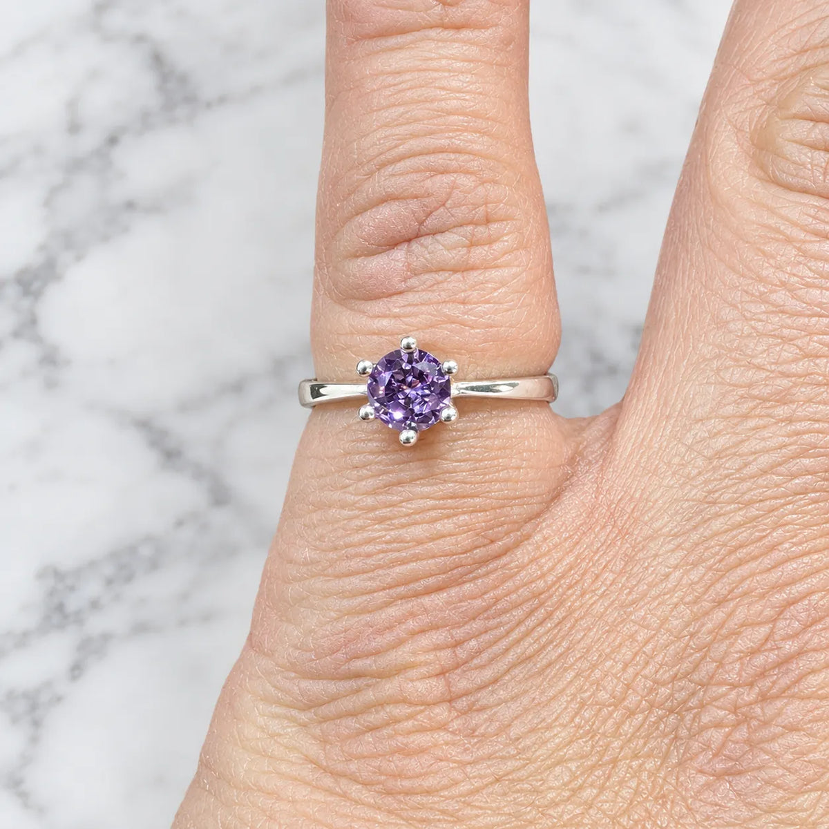 Anillo solitario circón amatista