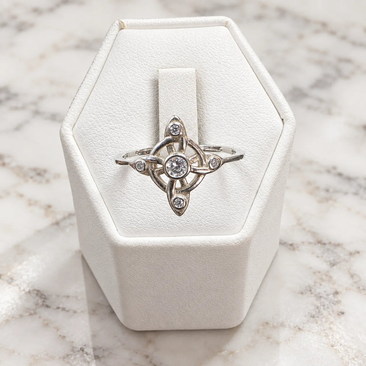 Anillo nudo de bruja circón