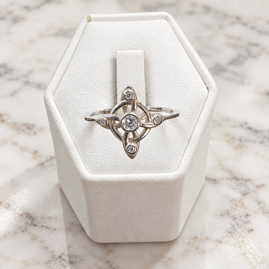 Anillo nudo de bruja circón