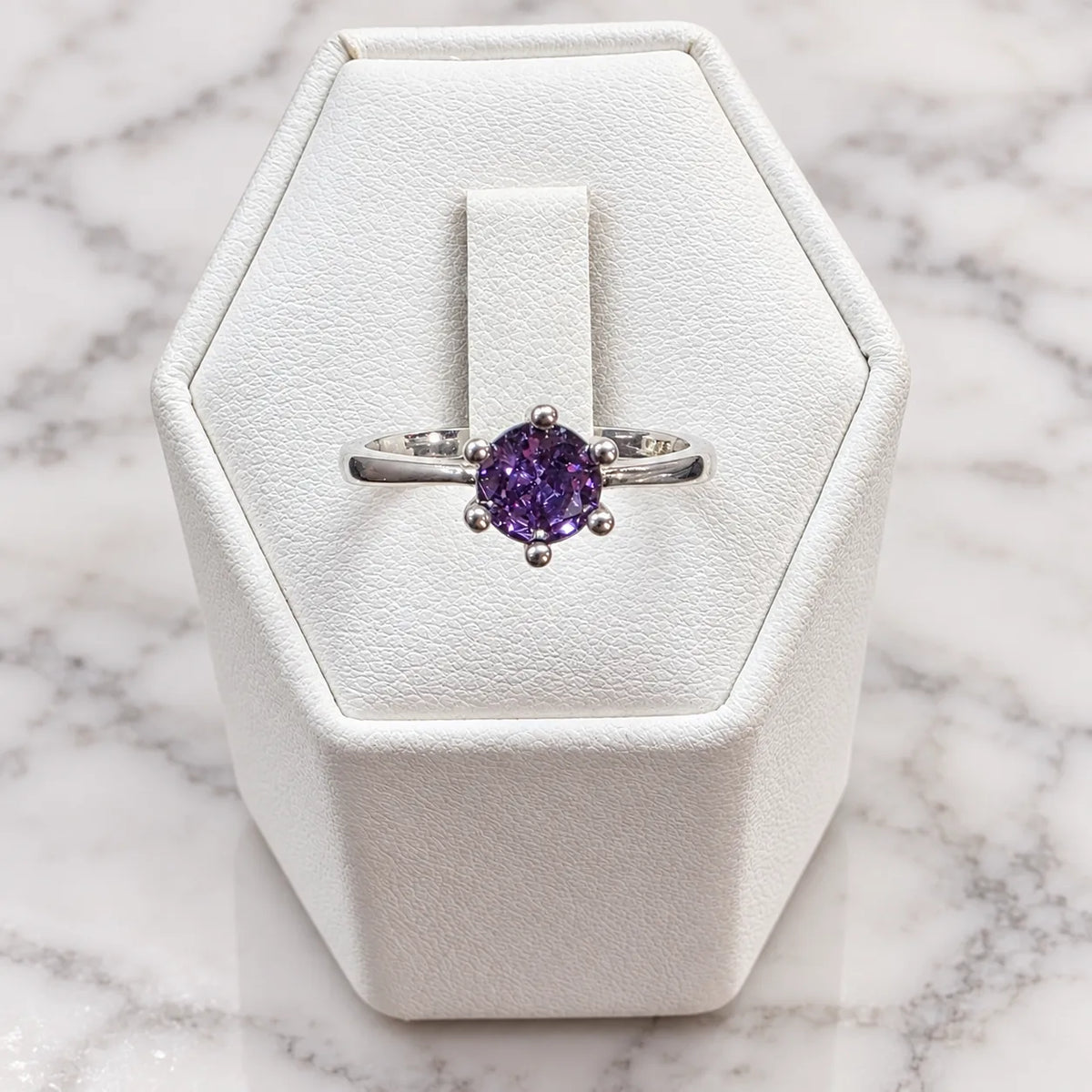 Anillo solitario circón amatista