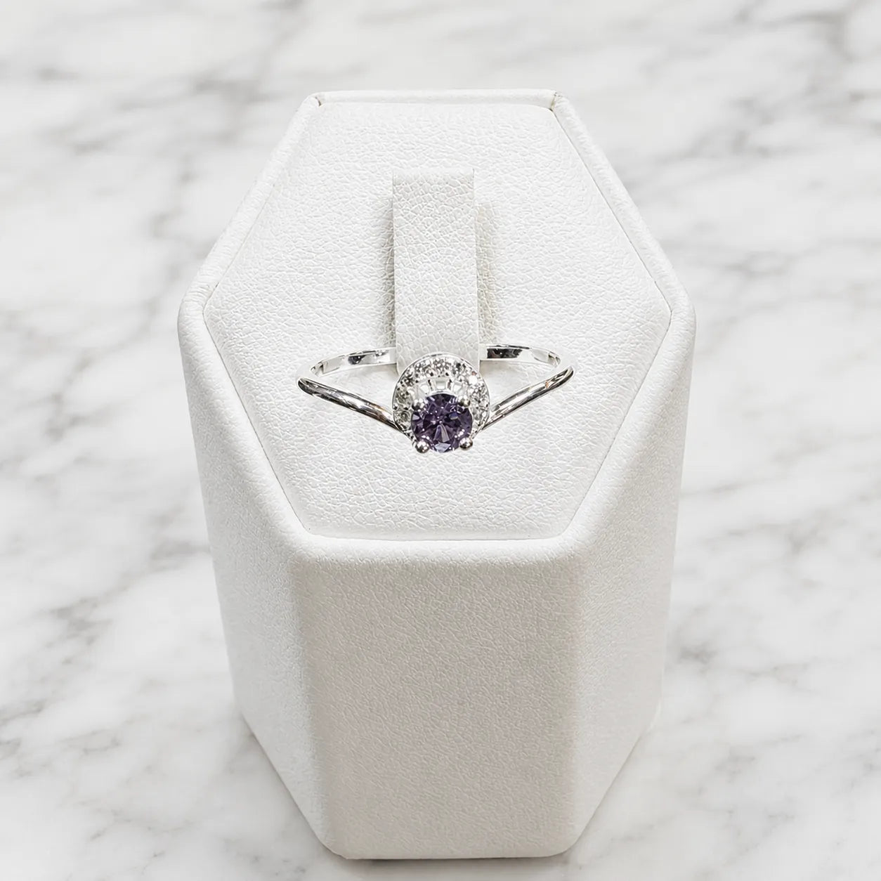 Anillo solitario circón amatista