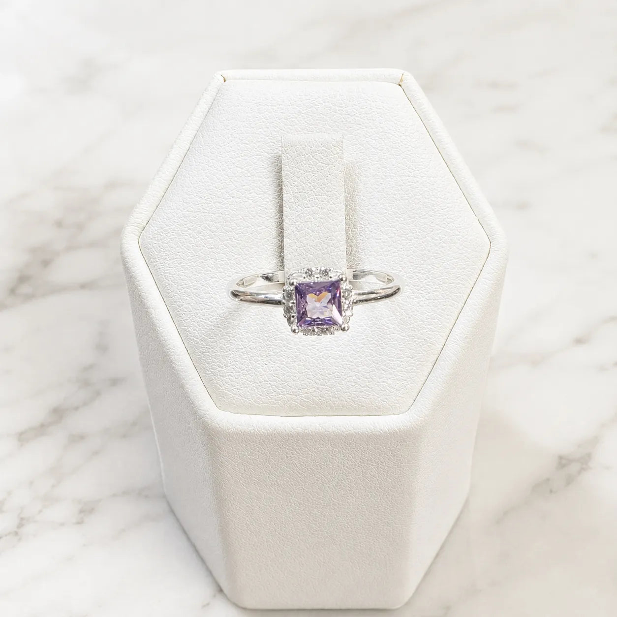 Anillo solitario circón amatista