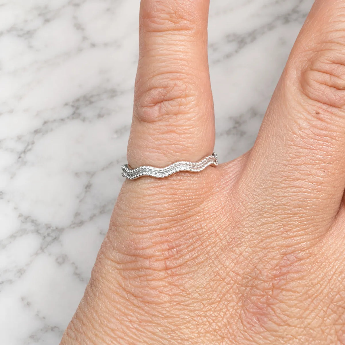 Anillo ondulado torcido