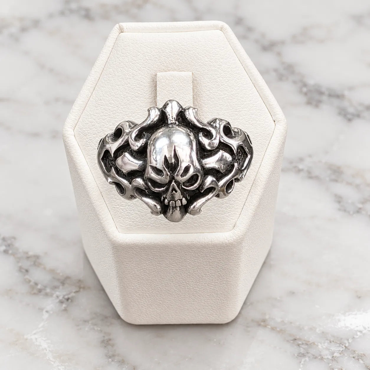 Anillo calavera y huesos