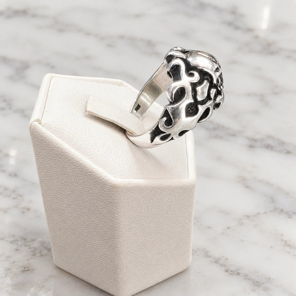 Anillo calavera y huesos