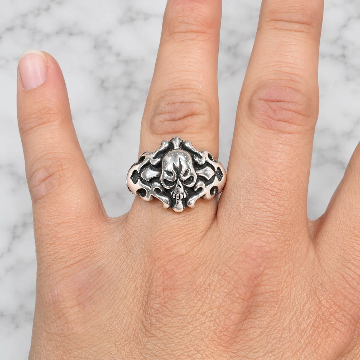 Anillo calavera y huesos