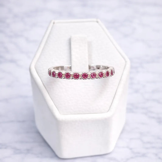 Anillo cintillo sin fin fucsia